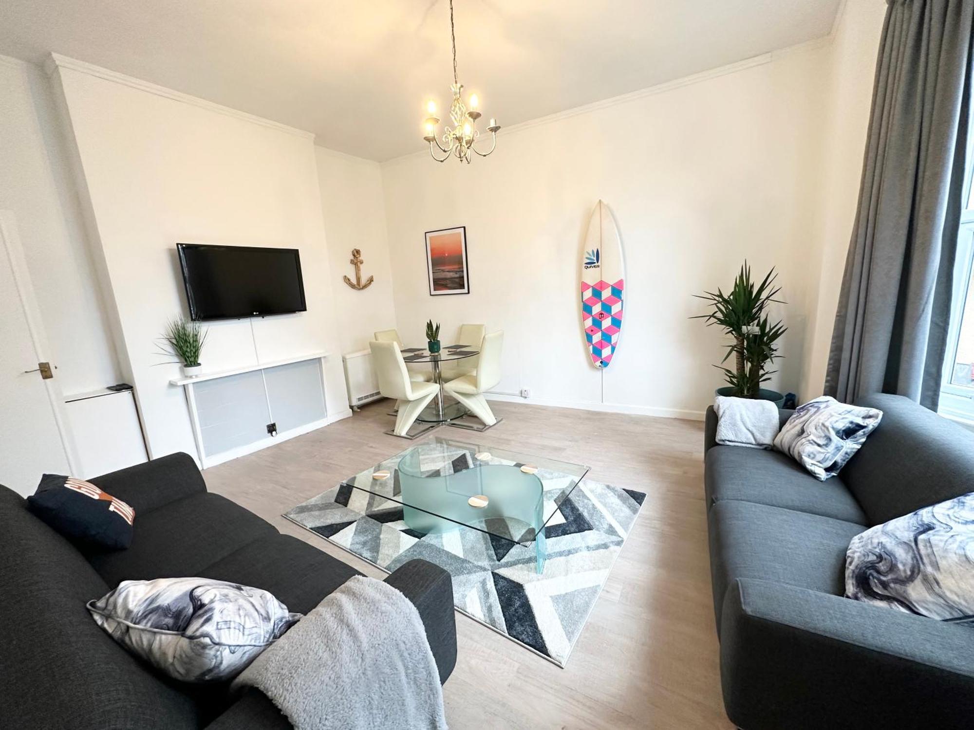 The City Surfer Apartment - By Coastline Retreats - Parking Included - Sleeps 5 - City Centre Bournemouth Exterior foto
