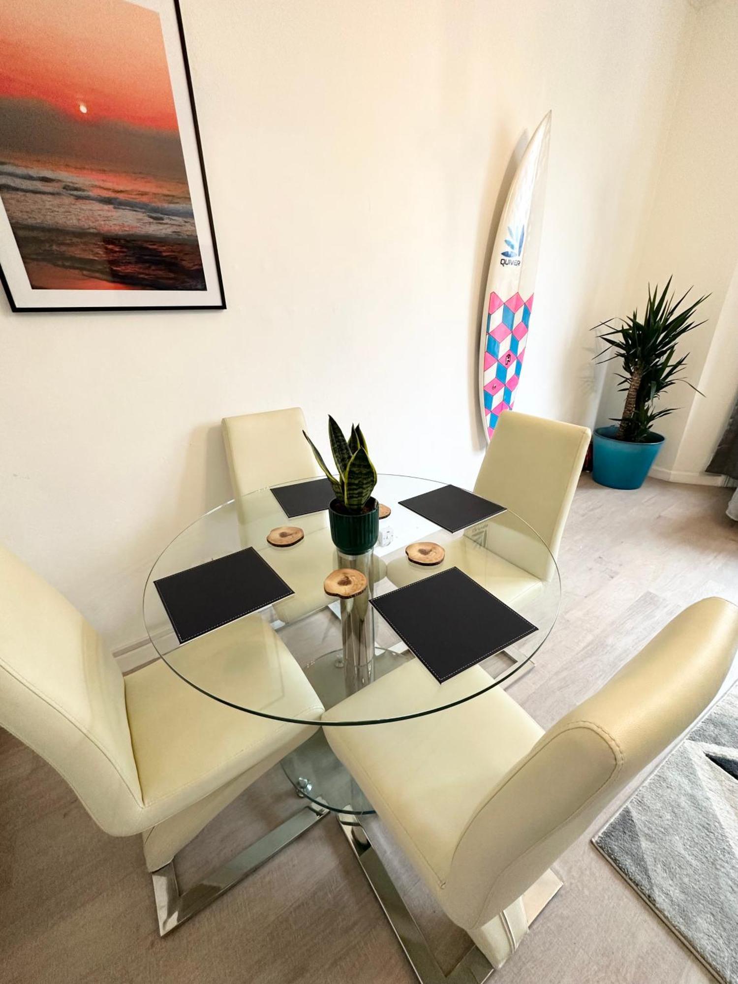 The City Surfer Apartment - By Coastline Retreats - Parking Included - Sleeps 5 - City Centre Bournemouth Exterior foto