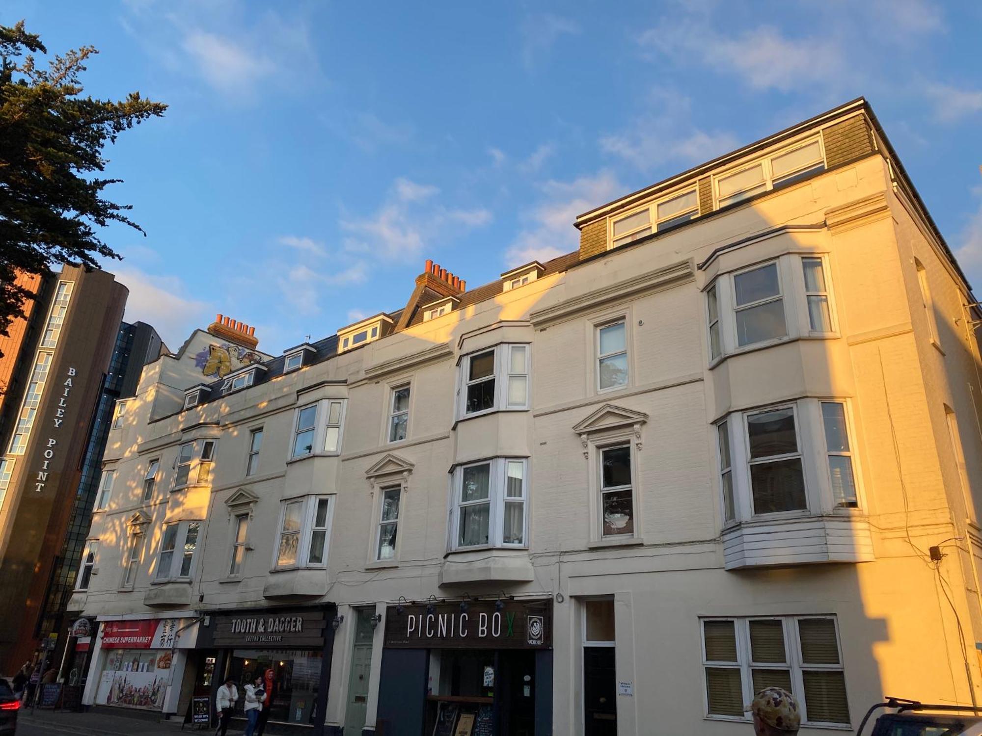 The City Surfer Apartment - By Coastline Retreats - Parking Included - Sleeps 5 - City Centre Bournemouth Exterior foto